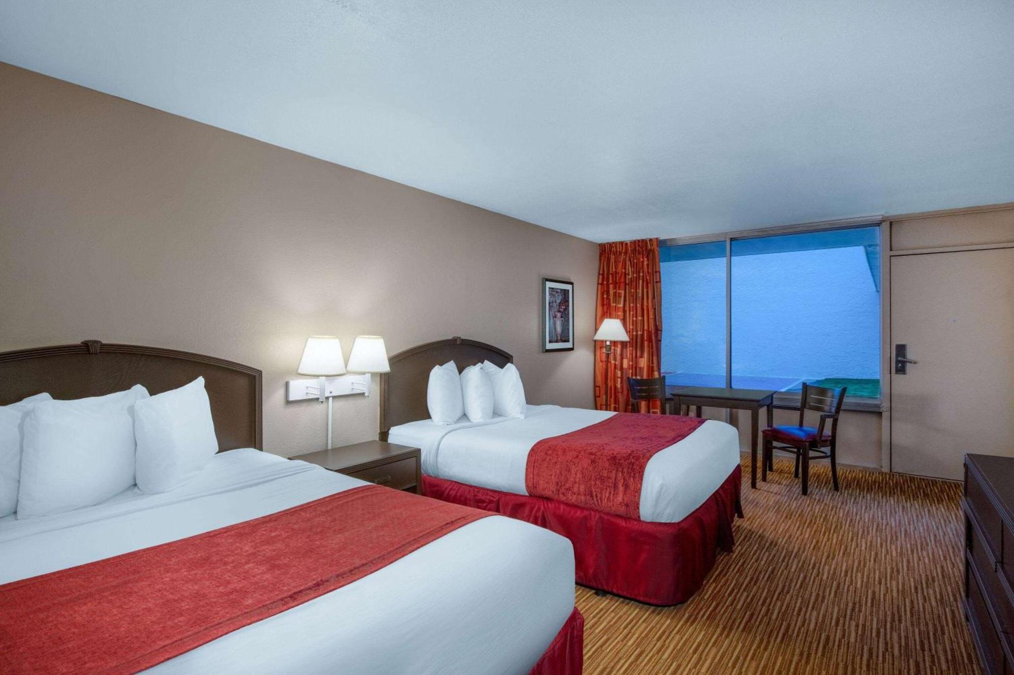 Отель Ramada By Wyndham Kissimmee Gateway - Free Theme Park Shuttle Four Corners Экстерьер фото