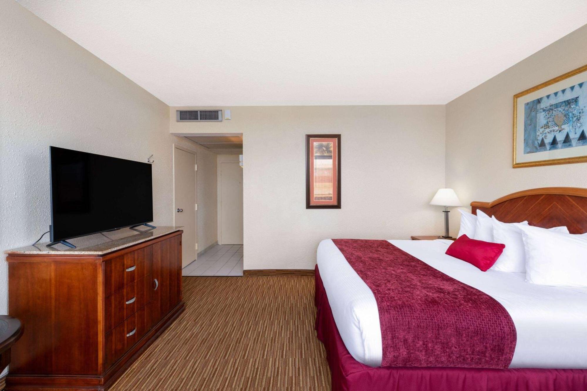 Отель Ramada By Wyndham Kissimmee Gateway - Free Theme Park Shuttle Four Corners Экстерьер фото